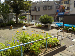 上山町谷公園の広場と遊具