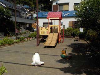 上山町谷公園の滑り台と広場