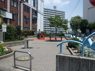 鴨居町北公園の出入口