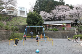 鴨居公園の広場とブランコ