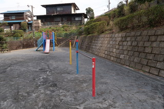 鴨居公園の鉄棒と滑り台