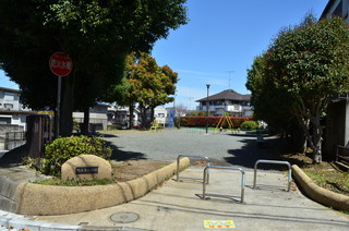 鴨居第二公園の出入口