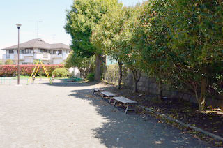 鴨居第二公園のベンチ