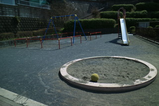 鴨居第三公園の砂場と遊具