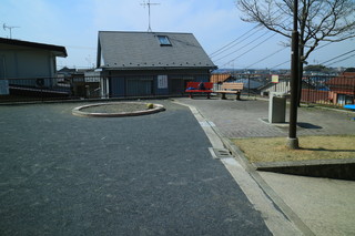 鴨居第三公園の広場と砂場