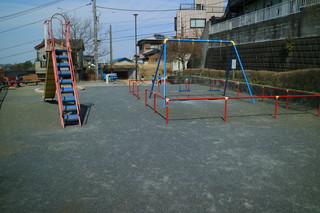 鴨居第三公園の滑り台とブランコ