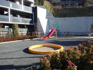 鴨居四丁目第二公園の広場と遊具