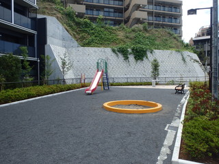 鴨居四丁目第二公園の広場と遊具2