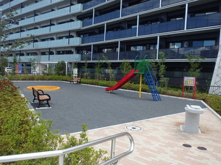 鴨居四丁目第二公園の広場と遊具3