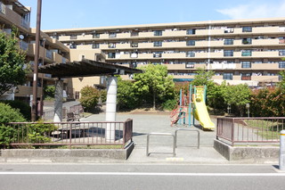鴨居四丁目公園の出入口