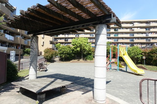 鴨居四丁目公園のベンチ