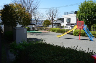 鴨居第五公園の広場と遊具