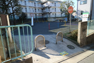 鴨居中里公園の出入口
