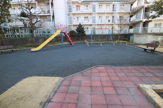 鴨居中里公園の広場と遊具