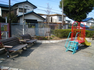 鴨居西台第二公園のベンチと遊具