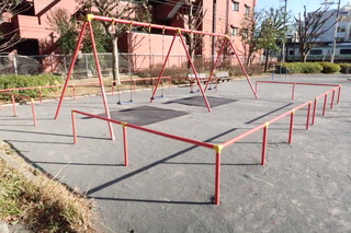 鴨居西河内公園のブランコ