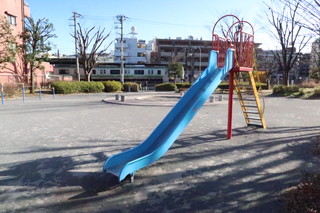 鴨居西河内公園の滑り台