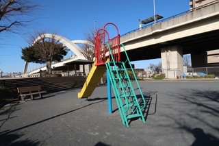 鴨居西河内第二公園の滑り台（後ろ）