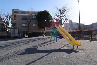 鴨居西河内第二公園の滑り台（正面）
