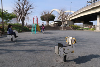 鴨居西河内第二公園の広場と遊具