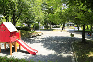 霧が池公園の滑り台と広場
