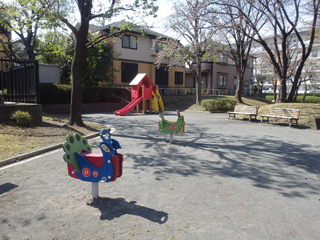 霧が池公園の広場と遊具2