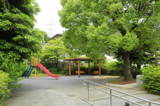 霧が丘二丁目公園の広場と遊具