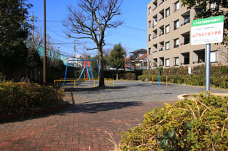 北八朔榎谷戸公園の広場と遊具