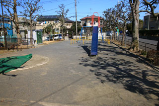 北八朔第三公園の広場と遊具