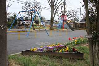 北八朔第三公園の花壇と遊具