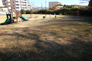 北八朔第四公園の広場と遊具
