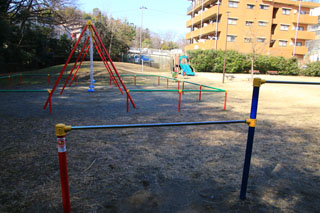 北八朔第四公園の鉄棒とブランコ