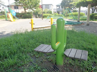 こざか第一公園のサボテン型ベンチ