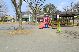 鉄谷公園の広場と遊具