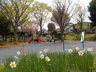 鉄谷公園の花壇と遊具