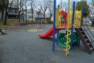 夫婦坂公園の滑り台とブランコ