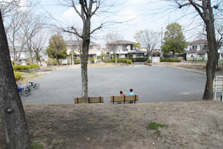 夫婦坂公園のグラウンドとベンチ