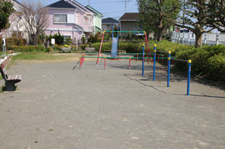 三保中通公園の広場と遊具