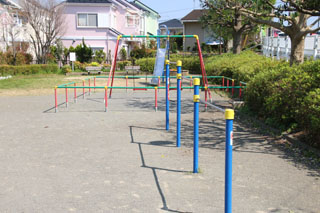 三保中通公園の鉄棒とブランコ