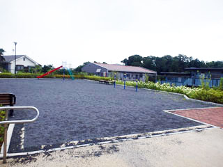 三保中通第二公園の広場と遊具2