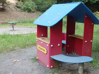 三保大上公園のベンチ型遊具