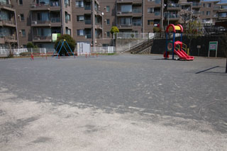 三保大上第三公園の広場と滑り台
