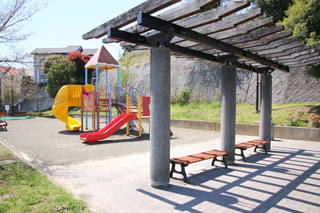 三保杉澤公園のベンチとすべり台