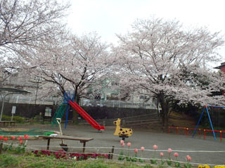 三保天神前公園の広場と遊具