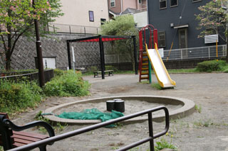三保天神前第二公園の砂場と滑り台