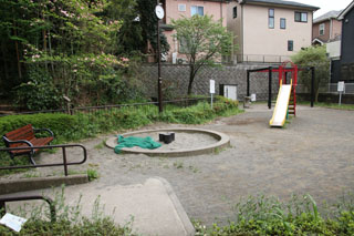 三保天神前第二公園の広場と遊具