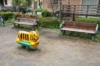 三保天神前第二公園の動物型遊具とベンチ