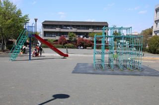 森の台信濃谷公園の滑り台とジャングルジム