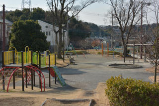 長津田宮ノ前公園の滑り台（裏）