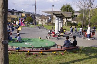 長津田宮ノ前第二公園のベンチと砂場